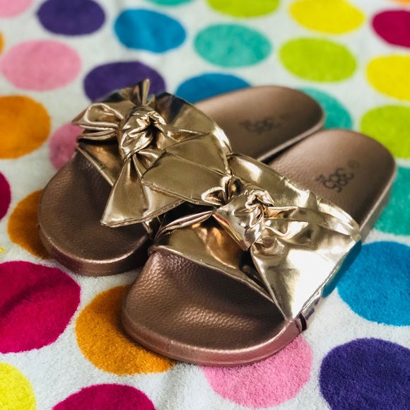 Shoes - ⭐️BOGO SALE⭐️ NEW Gold bow slides
